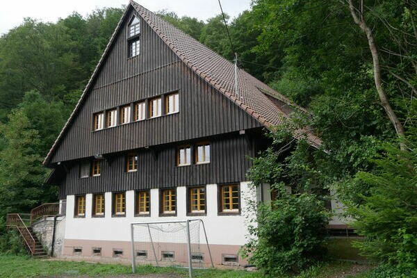 mit Sportplatz